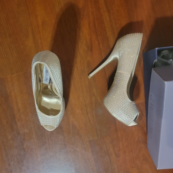 Jennifer Lopez rhinestone 6.5 size open toe heels cream colored - Picture 3 of 4